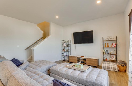 Hanover House | 13 Mi to University of Wisconsin: Suburban Home