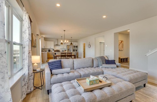 Hanover House | 13 Mi to University of Wisconsin: Suburban Home