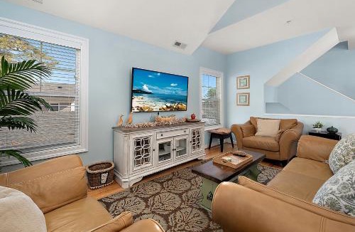 Caine Woods House | 14111 Fiesta Rd - Cape Canoe