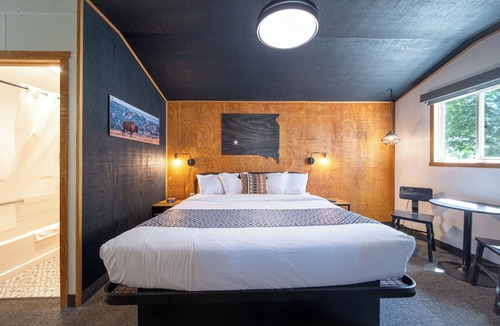 Pinnacles Entrance Badlands Hotel | 15-Hansen Inn & Cabins, Cabin, Single King, No Pets, No Smoking