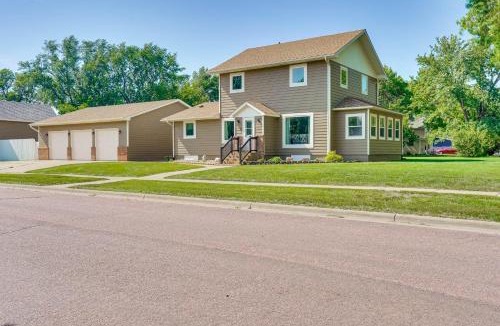 Hartford House | 15 Mi to Downtown Sioux Falls: Gem w/Yard!