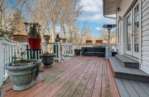 North Springfield Apartment | 15 Mi to The White House! Modern Apt w/Deck