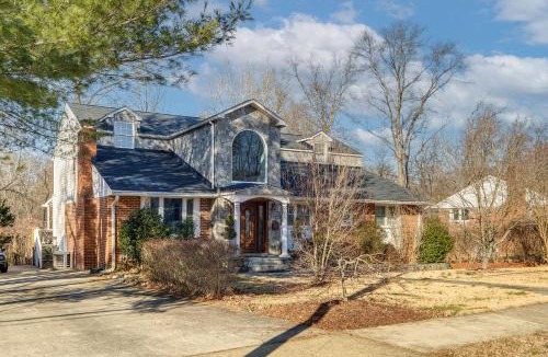 North Springfield Apartment | 15 Mi to The White House! Modern Apt w/Deck