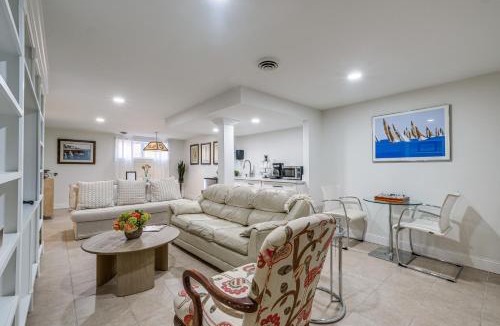 North Springfield Apartment | 15 Mi to The White House! Modern Apt w/Deck