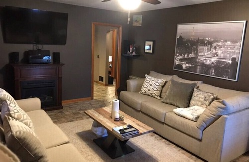 Dahlman House | 15 mins walk to The old market area, Its called Easy peasy