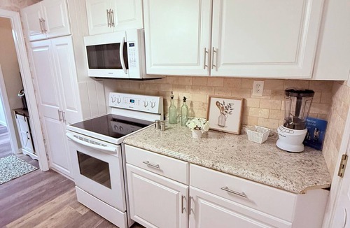 Acworth Apartment | 15min Lakepoint Sports Basement apartment with outdoor Jacuzzi