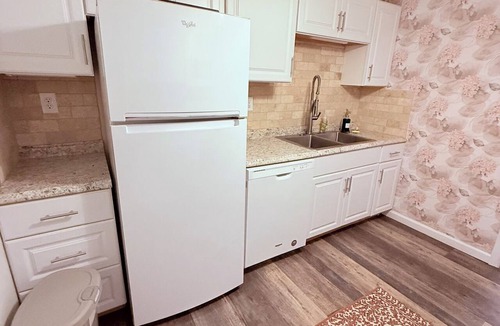 Acworth Apartment | 15min Lakepoint Sports Basement apartment with outdoor Jacuzzi