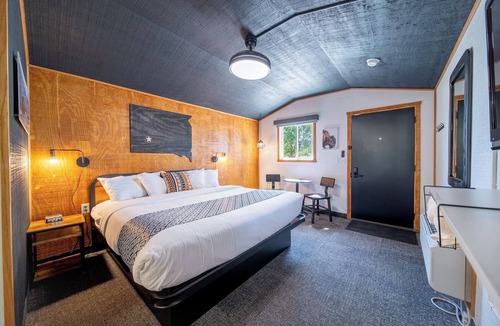 Pinnacles Entrance Badlands Hotel | 16-Hansen Inn & Cabins, Cabin, Single King, No Pets, No Smoking