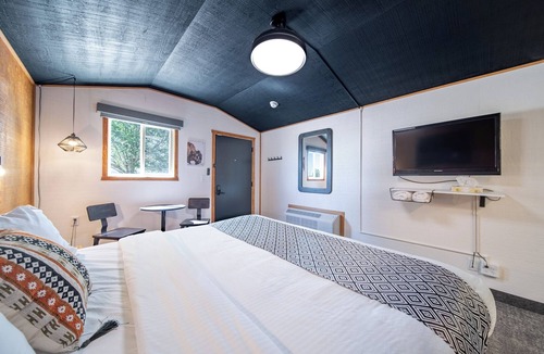 Pinnacles Entrance Badlands Hotel | 18-Hansen Inn & Cabins, Cabin, Single King, No Smoking, No Pets