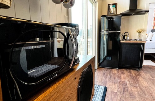 East Dubuque Cabin | 1970s Modern Floating River Cabin-HOT TUB!