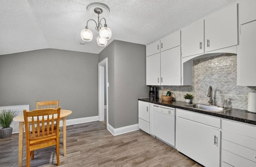 Des Moines Apartment | 1BD-Parking/Reading Nook-Extended Stay