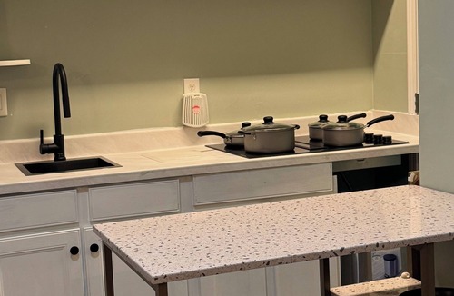 Charlotte House | 1bed W/laundry/Parking/AC unit- University Area! A