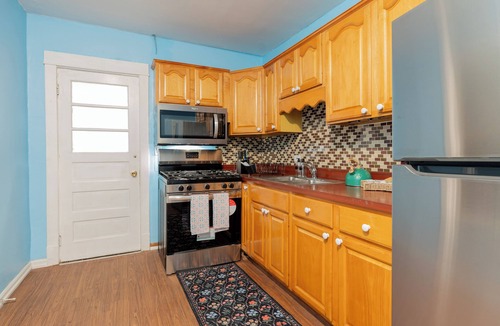 Skokie Cottage | 1BR Cottage Hideaway in Skokie, Parking Free, Near Shops and Eats