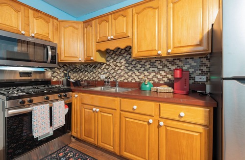 Skokie Cottage | 1BR Cottage Hideaway in Skokie, Parking Free, Near Shops and Eats