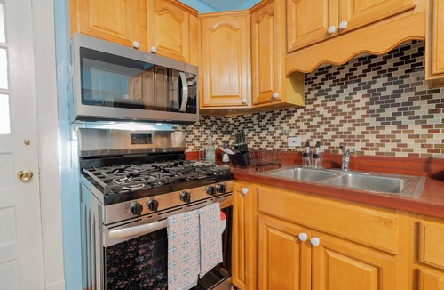 Skokie Cottage | 1BR Cottage Hideaway in Skokie, Parking Free, Near Shops and Eats