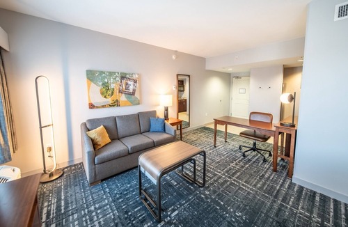Kutzky Park Hotel | 1BR Suite w/2 Queen Beds, Kitchen, Pool & Free Breakfast | 2 mi to Mayo Clinic