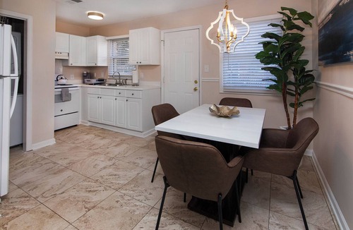 Ponderosa - Wingate Apartment | 1BR with Easy Access to Uptown