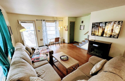 Dundee-Happy Hollow Historic District House | 1King2Queen ✅ 55"TV ✅ Themed ✅ Pets ✅ Washer/Dryer ✅ Foosball