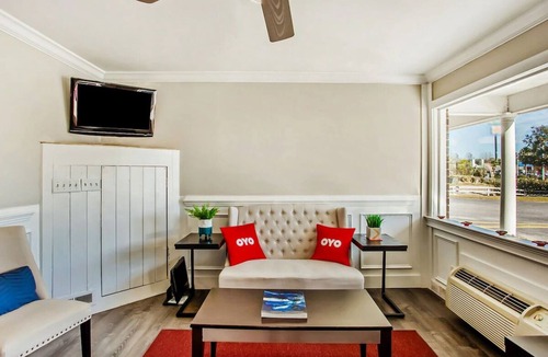 Ridgeland Hotel | 2 Affordable Queen Bed Rooms for Easy Getaway Near Ridgeland Dining Options