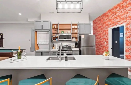 Bucktown Apartment | 2 BD 2 BA Bucktown Safari Flat