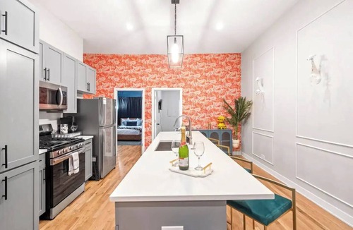 Bucktown Apartment | 2 BD 2 BA Bucktown Safari Flat