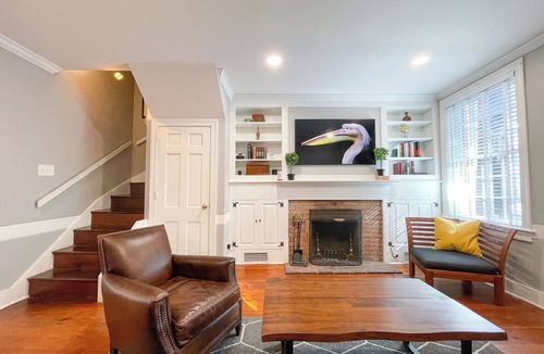 Society Hill House | 2-Bdr 2.5Ba House in Enchanting Philadelphia Neighborhood, AC & Private Backyard