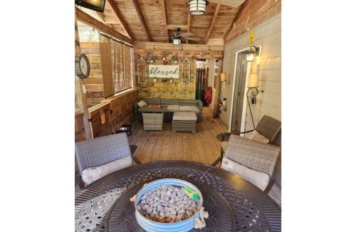 Butler Cottage | 2 bed, 1.5 bath cottage across from Watauga Lake