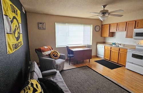 Iowa City Apartment | 2 Bed 1 Bath Basement Apt 13 Minute Walk to Kinnick Stadium and UI West Campus