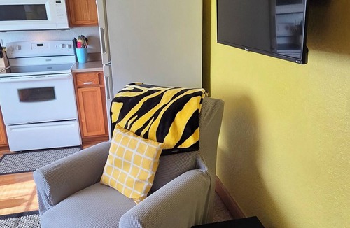 Iowa City Apartment | 2 Bed 1 Bath Basement Apt 13 Minute Walk to Kinnick Stadium and UI West Campus