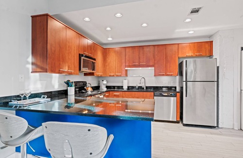 Old West Broad Neighborhood Condo | 2 Bed/2 Bath Mid-Century Modern Condo Loft, Historic Savannah. Walk everywhere!