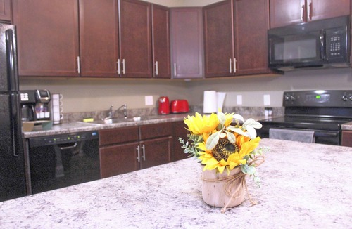 West Des Moines Apartment | 2-bedroom apartment in W. Des Moines. Close to Jordan Creek mall, DMU, Top Golf