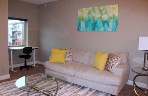 West Des Moines Apartment | 2-bedroom apartment in W. Des Moines. Close to Jordan Creek mall, DMU, Top Golf