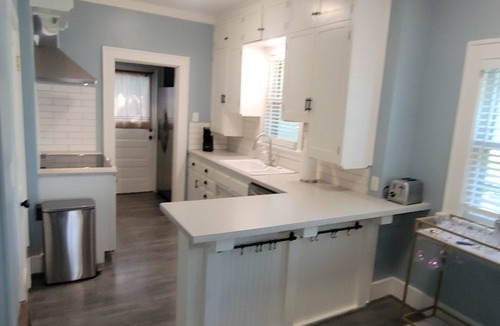 University Place House | 2-bedroom bungalow retreat in charming Lawrence