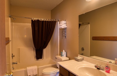 Yankton Cabin | 2 Bedroom Cabin- Lewis and Clark Resort