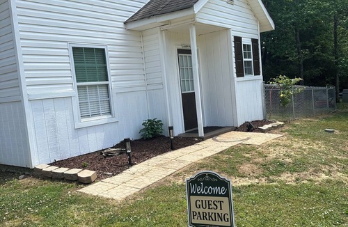 Calhoun Cottage | 2-bedroom cottage only half mile from interstate 75 in Calhoun. Dog friendly.