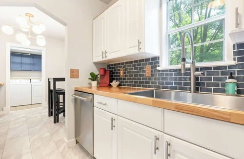 Turner Park House | 2 Bedroom Home-Midtown-Fully-Fenced-5 minutes to Expo