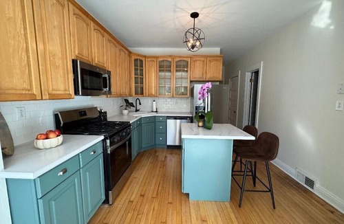 West Lakeview House | 2-bedroom house in terrific Chicago neighborhood walking distance to everything