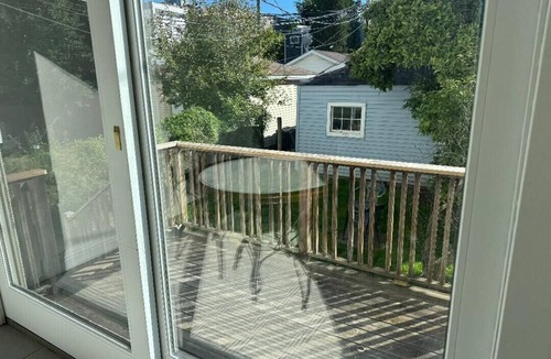 West Lakeview House | 2-bedroom house in terrific Chicago neighborhood walking distance to everything
