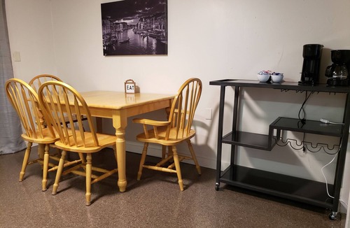 Rockford House | 2 bedroom in convenient location. Quiet safe neighborhood close to shopping.