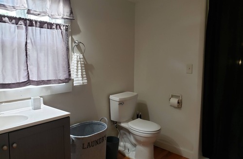 Rockford House | 2 bedroom in convenient location. Quiet safe neighborhood close to shopping.