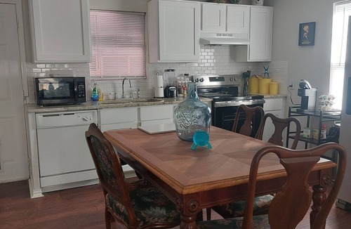 East MLK House | 2-bedroom in E. Austin Central. Pet friendly, wifi, full kitchen,off st parking.