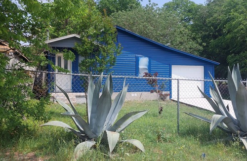 East MLK House | 2-bedroom in E. Austin Central. Pet friendly, wifi, full kitchen,off st parking.