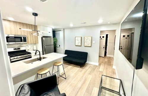 South Philadelphia Apartment | 2 bedroom on Broad st close to Wells fargo unit4