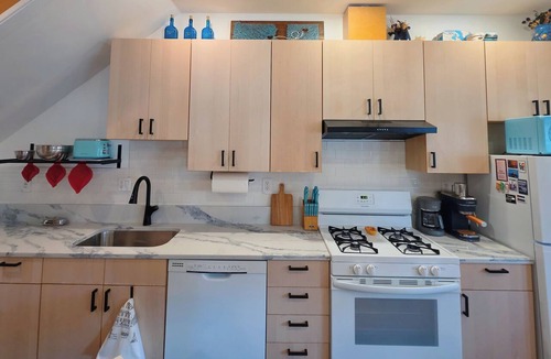 Passyunk Square House | 2-bedroom Rowhome w/AC in South Philly 10 min to Plane/Train & 5 min to Stadium