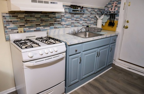 Long Branch Apartment | 2 Bedroom Sleeps 6. 1 blocks from Pier Village. Incl 4 Beach Badges
