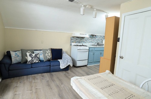 Long Branch Apartment | 2 Bedroom Sleeps 6. 1 blocks from Pier Village. Incl 4 Beach Badges