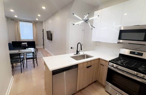 Newbold Apartment | 2 bedroom with back yard walk to city.