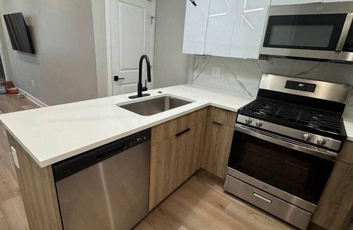 Newbold Apartment | 2 bedroom with back yard walk to city.