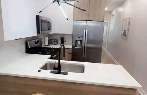 Newbold Apartment | 2 bedroom with back yard walk to city.