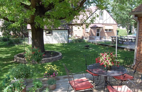 Mason City House | 2 bedrooms, 2 bath, fenced in yard and a single stall garage.
